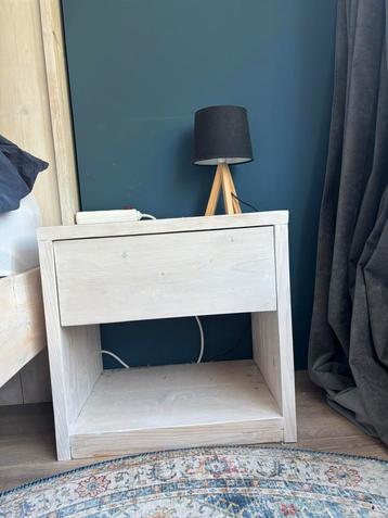 2 steigerhouten nachtkastjes met lade beschikbaar voor biedingen