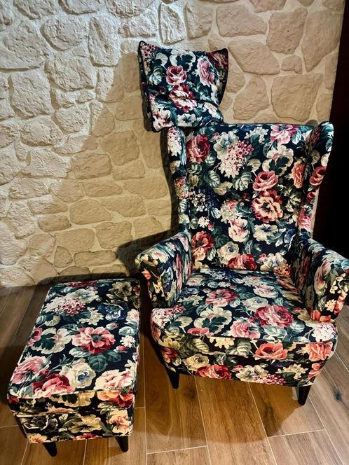 IKEA strandmon oor fauteuil met voetenbank bloemen, Huis en Inrichting, Fauteuils, Zo goed als nieuw, Ophalen
