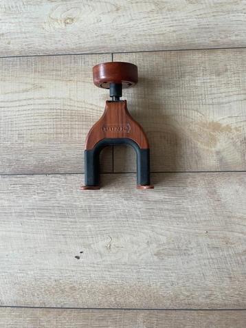 gitaar muurbeugel hout zelfsluitend beschikbaar voor biedingen