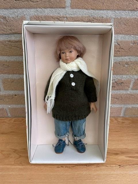 Heidi Ott Die Kleinen, Jongen met sjaal, ong 30cm, Verzamelen, Poppen, Zo goed als nieuw, Pop, Ophalen of Verzenden
