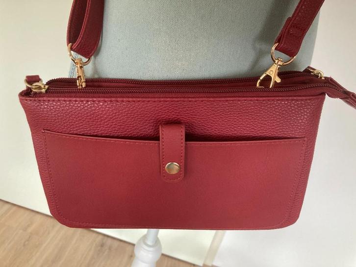 Wijnrood kunststof tasje - Avon, Sieraden, Tassen en Uiterlijk, Tassen | Damestassen, Nieuw, Schoudertasje, Rood, Ophalen of Verzenden