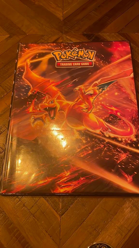 Pokemonboek en kaarten en een charizard munt, Ophalen, Zo goed als nieuw, Meerdere kaarten
