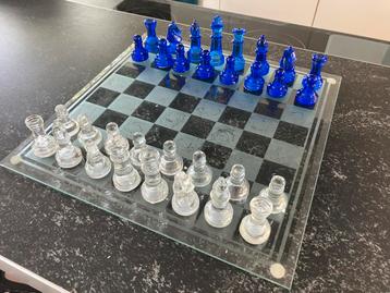 Glazen schaakspel beschikbaar voor biedingen