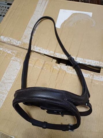 Neusriem bruin beschikbaar voor biedingen