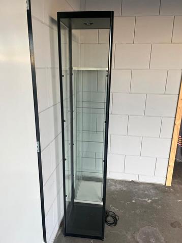 Zwarte Vitrinekast met Glas beschikbaar voor biedingen