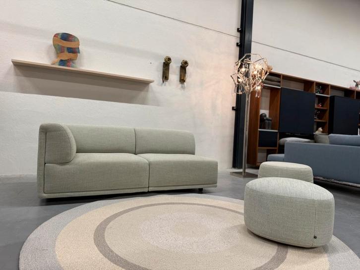 Showmodel Eyye Kuvio Bank Milton Spirit stof Kivi Barrell, Huis en Inrichting, Banken | Bankstellen, Nieuw, Rechte bank, Driepersoons