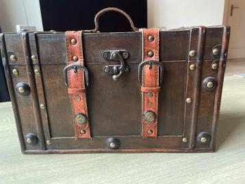 Vintage Houten Kist / Schatkist beschikbaar voor biedingen