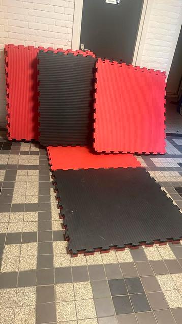 Puzzelmatten, vvechtsportmatten 100x100x4 rood/zwart 10 m2 beschikbaar voor biedingen