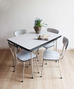 Witte vintage formica tafel met 6 stoelen. Retro eethoek, Huis en Inrichting, Complete eetkamers, 4 tot 6 stoelen, Gebruikt, Retro, vintage, wit, formica