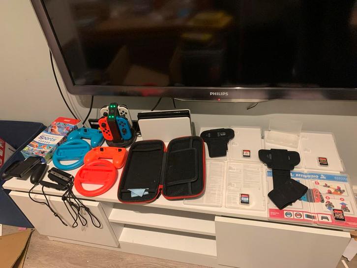 Nintendo Switch OLED + Accessoires en Games, Spelcomputers en Games, Games | Nintendo Switch, Zo goed als nieuw, Overige genres