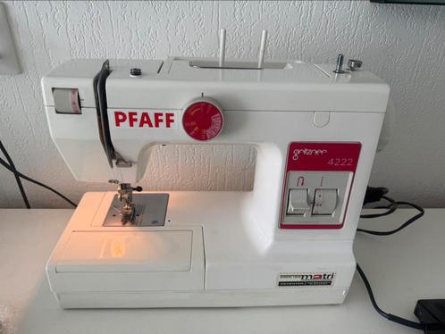 Pfaff 4222 Naaimachine – Werkt goed + Harde koffer, Hobby en Vrije tijd, Naaimachines en Toebehoren, Zo goed als nieuw, Naaimachine