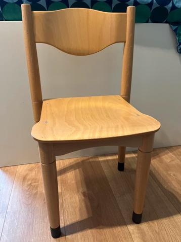 2 Schilte houten stoeltjes beschikbaar voor biedingen