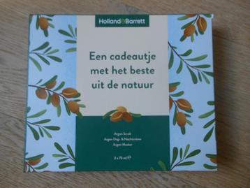 Te koop Cadeauset Holland&Barrett Argan scrub dag/nachtcreme beschikbaar voor biedingen