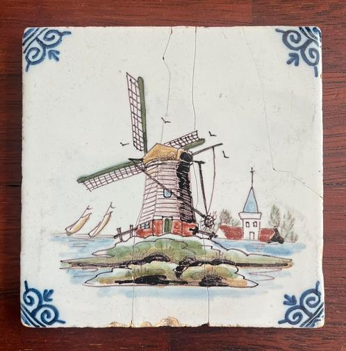Siertegel “Molen”, wsl van Tichelaar Makkum, 13x13x1cm, Antiek en Kunst, Antiek | Wandborden en Tegels, Ophalen of Verzenden