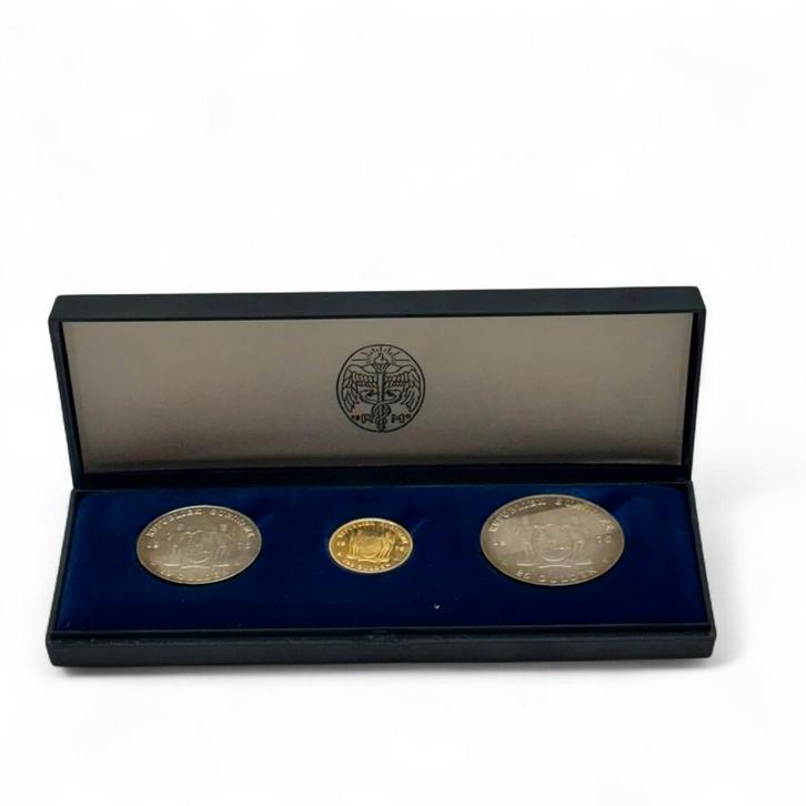 Driedelige muntset, Suriname 10, 25 en 100 Gulden, Postzegels en Munten, Munten | Nederland, Setje, Overige waardes, Koningin Beatrix