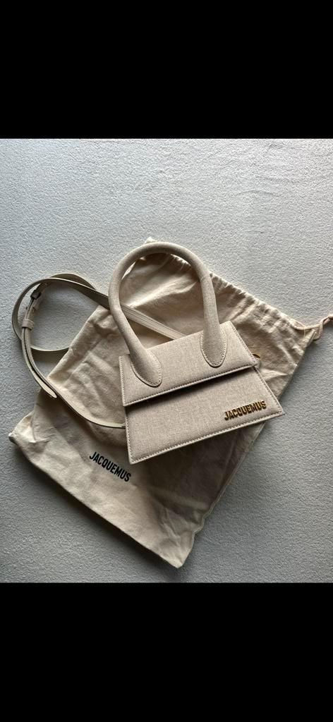 Jacquemus the medium chiquito bag, Sieraden, Tassen en Uiterlijk, Tassen | Damestassen, Nieuw, Avondtasje, Beige, Ophalen of Verzenden