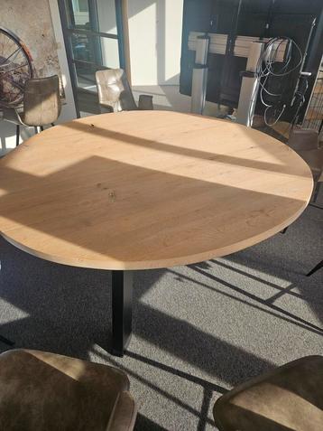 Houten Eettafel - Rond beschikbaar voor biedingen