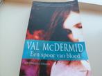 Een spoor van bloed - Val McDermid, Boeken, Thrillers, Ophalen of Verzenden, Zo goed als nieuw, Val McDermid