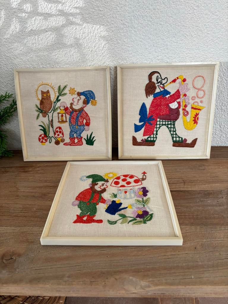 3 Vintage Geborduurde Schilderijtjes, Huis en Inrichting, Woonaccessoires | Schilderijen, Tekeningen en Foto's, Ophalen of Verzenden