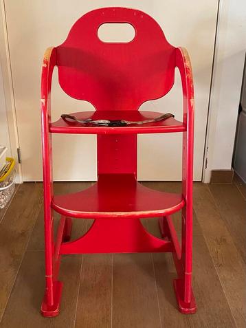 Houten rode kinderstoel beschikbaar voor biedingen