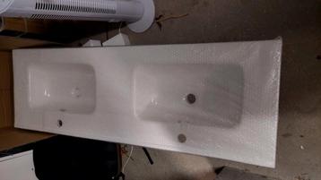 wastafel keramiek dubbel 
wit met 2 kraangaten 140x46x25 beschikbaar voor biedingen