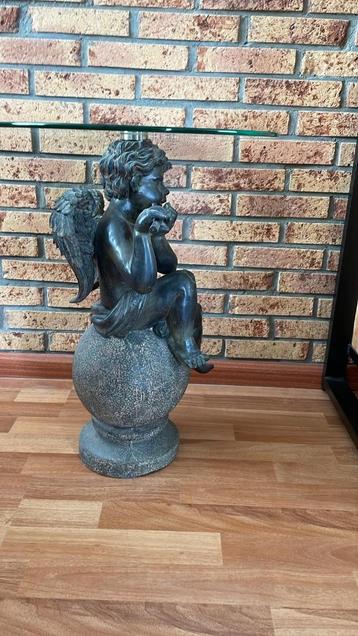 glazen tafel beschikbaar voor biedingen