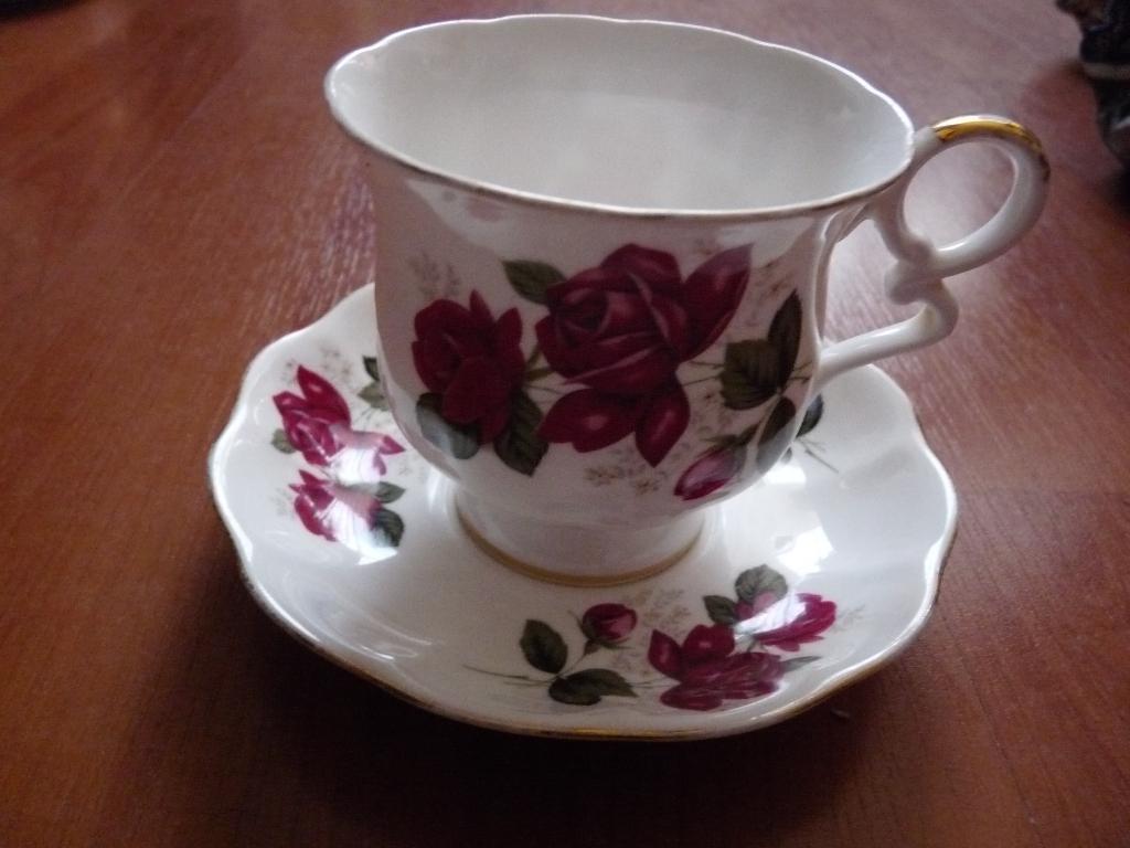 Kop en schotel Royal Ascot - Wild Rose, Ophalen of Verzenden, Zo goed als nieuw, Porselein, Kop en/of schotel