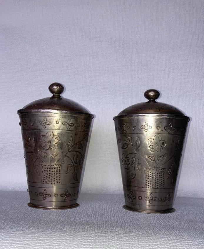 Twee Indiase gegraveerde metalen (trouw)bekers met deksel, Antiek en Kunst, Antiek | Woonaccessoires, Ophalen of Verzenden