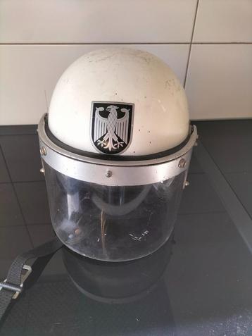 Oproer politie helm west Duitsland  beschikbaar voor biedingen