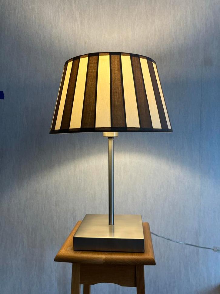 Tafellamp met Bruin-Wit Gestreepte Kap, Huis en Inrichting, Lampen | Tafellampen, Zo goed als nieuw, Minder dan 50 cm, Stof, Ophalen