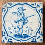 17e eeuwse zg accolade tegel met jonge soldaat met geweer, Ophalen of Verzenden