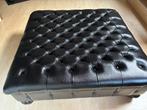 Mister chesterfield hocker (orgineel inclusief certificaat), Huis en Inrichting, Banken | Voetenbanken en Poefen, Ophalen, 100 tot 125 cm