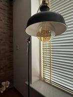 Black floor lamp with bulb – Zwarte vloerlamp met lamp, Huis en Inrichting, Lampen | Vloerlampen, Ophalen, Overige materialen