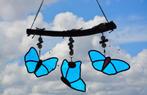 prachtige blauwe glas in lood vlinders  aan houten hangers, Ophalen of Verzenden, Nieuw
