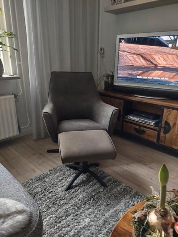 Stoel met voetenbank