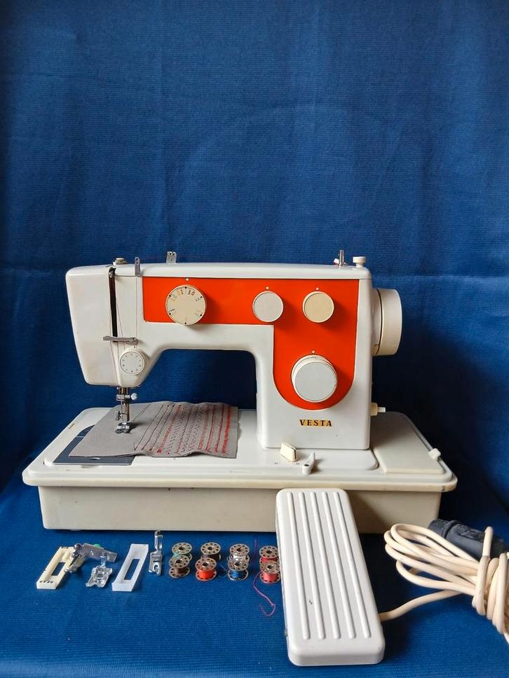 Vintage Vesta Naaimachine - Oranje Accent, Hobby en Vrije tijd, Naaimachines en Toebehoren, Ophalen of Verzenden