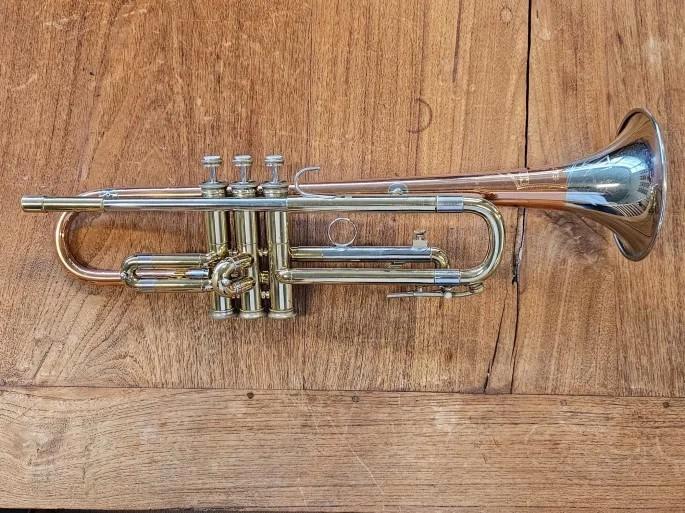 Holton Super Collegiate Tri-Color Bb Trompet, Muziek en Instrumenten, Blaasinstrumenten | Trompetten, Zo goed als nieuw, Bes-trompet