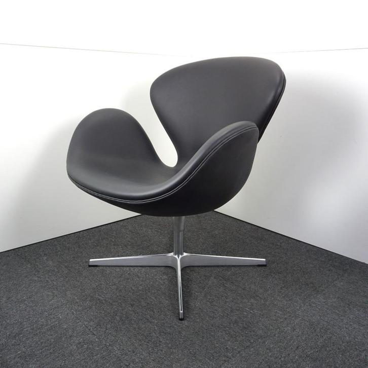 Fritz Hansen Swan Chair | Zwart Leer | Nieuw gestoffeerd, Huis en Inrichting, Fauteuils, Gebruikt, Leer, Metaal, 50 tot 75 cm