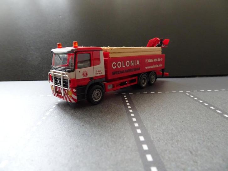 088 herpa mercedes actros laag dak + kraan colonia 1:87 truc, Hobby en Vrije tijd, Modelauto's | 1:87, Zo goed als nieuw, Bus of Vrachtwagen