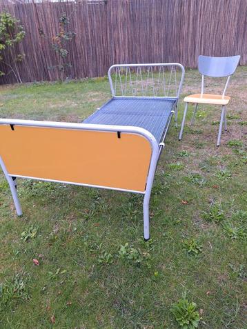 Leuk retro jaren 60 70 bed en stoel metaal geel vintage beschikbaar voor biedingen