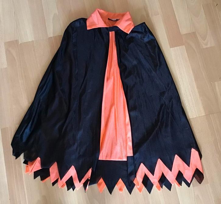 Cape halloween zwart met oranje maat 128, Kinderen en Baby's, Carnavalskleding en Verkleedspullen, Zo goed als nieuw, Jongen of Meisje