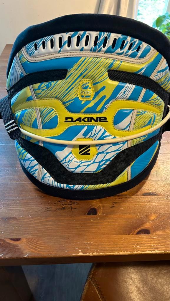 Daikine kitesurf waist harnas maat M goede staat, Watersport en Boten, Kitesurfen, Zo goed als nieuw, Trapeze, 4 m² of minder