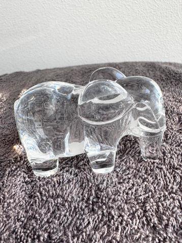 Doorzichtig olifantje beeldje beschikbaar voor biedingen