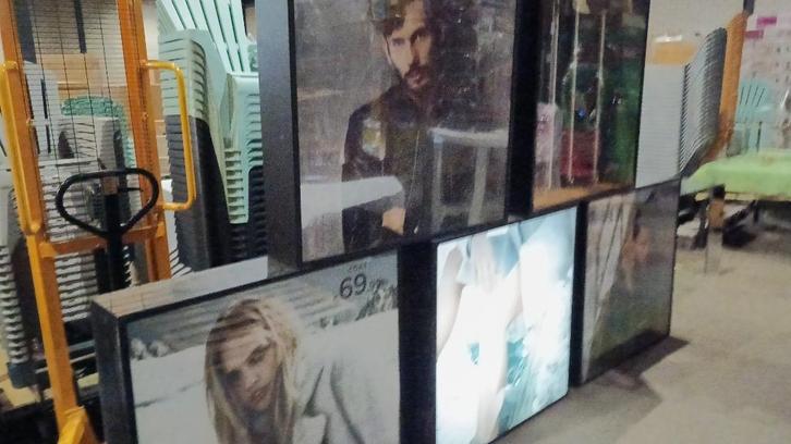 5 winkel lichtbakken 1x1m – 3 werkend, 2 defect, Verzamelen, Merken en Reclamevoorwerpen, Gebruikt, Lichtbak of (neon) lamp, Ophalen