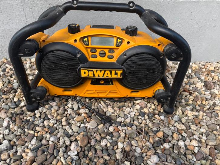Dewalt bouw radio met acculader, Doe-het-zelf en Verbouw, Gereedschap | Machine-onderdelen en Toebehoren, Gebruikt, Ophalen of Verzenden