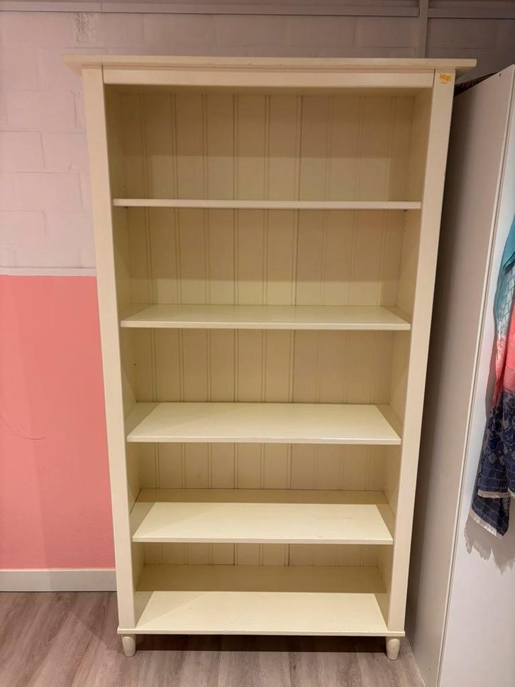 LIATORP Ikea Creme Boekenkast - kleine schade, Huis en Inrichting, Kasten | Boekenkasten, Zo goed als nieuw, 50 tot 100 cm, 150 tot 200 cm