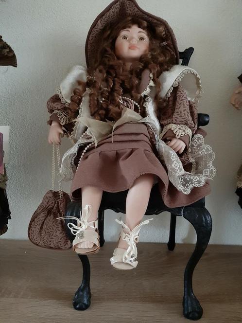 Mooie vintage poseleinen pop met ijzeren stoeltje., Verzamelen, Poppen, Zo goed als nieuw, Pop, Ophalen