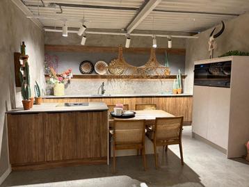 showroomkeuken ibiza met eiland en eettafel beschikbaar voor biedingen