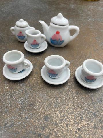 Poppenhuis Kinderservies met Taartjes beschikbaar voor biedingen