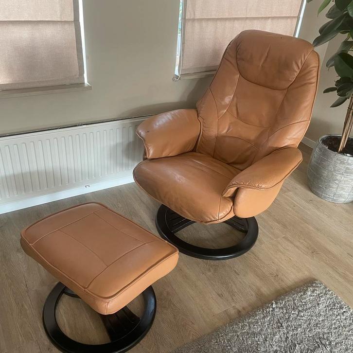 Hjort Knudsen leren relaxfauteui, draaibaar, houten voet, Huis en Inrichting, Fauteuils, Gebruikt, Leer, 75 tot 100 cm, 75 tot 100 cm